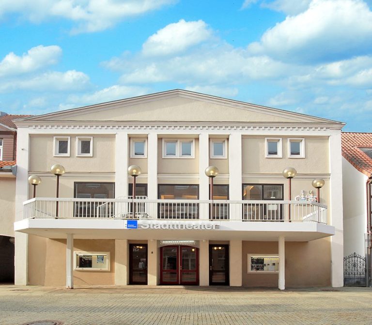 Stadttheater Wunstorf Das Bild zeigt das Gebäude des Stadttheaters in Wunstorf mit blauem Himmel im Hinztergrund.