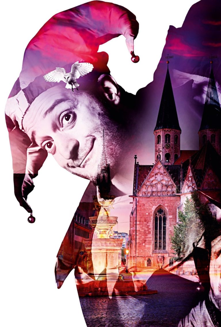 Ein Bild mit der mittelalterlichen Figur Till Eulenspiegel sowie einer Kirche.